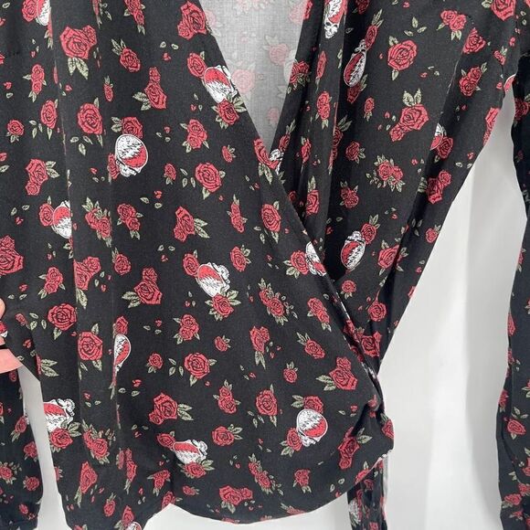 Junk Food Black Red Roses Grateful Dead Wrap Around Rose Shirt Medium - Picture 4 of 7